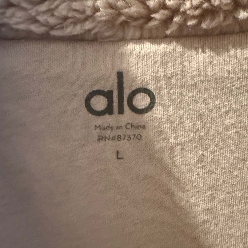 ALO Yoga Women's Blush Sherpa Trench  Jacket - Picture 4 of 9